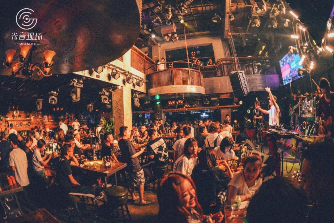 乐鱼app-包含【现场疯狂】球迷狂欢夜带动比赛氛围极致的词条