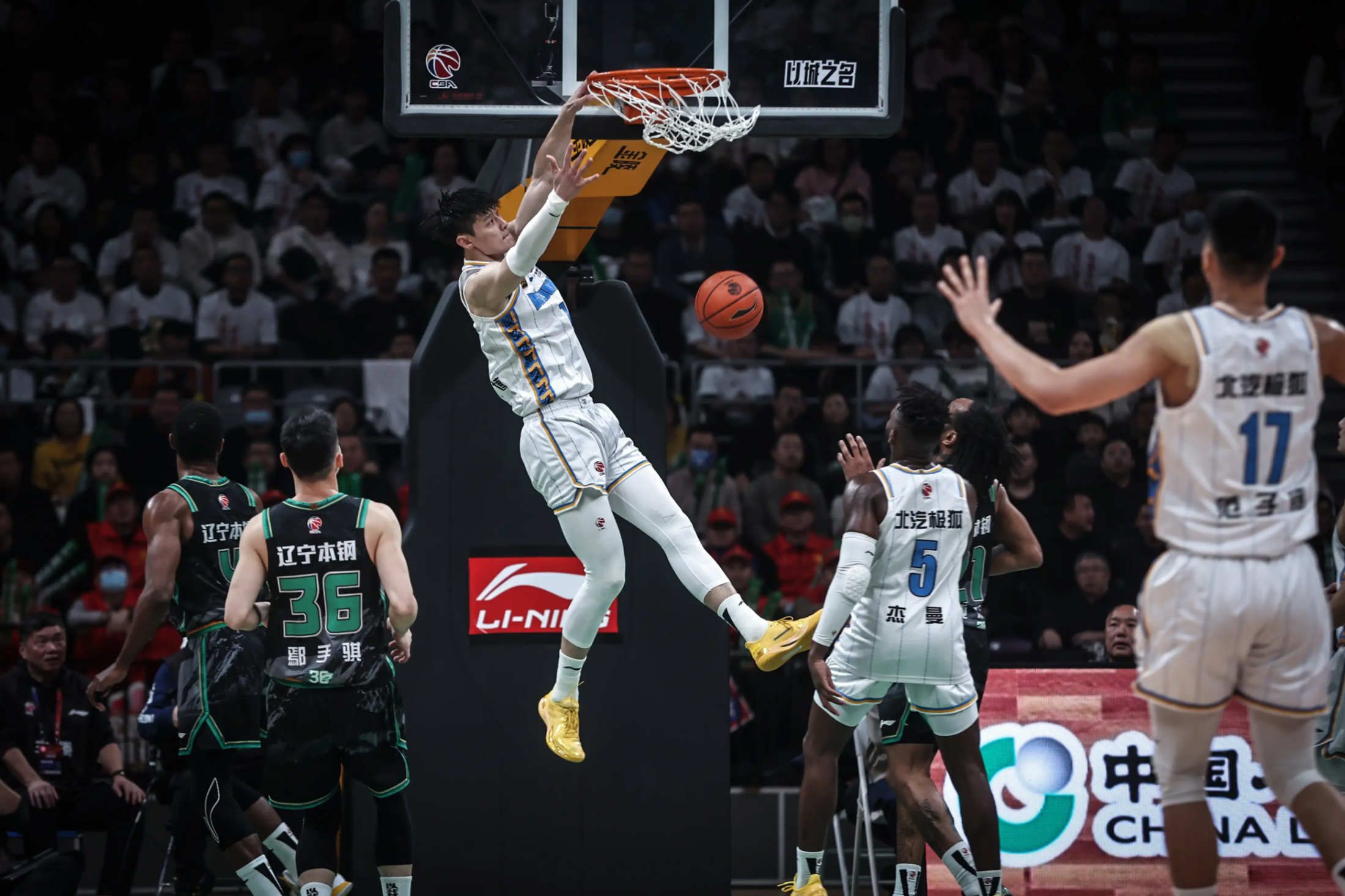 leyu乐鱼官网登录入口-半场焦点：54-51，北京队略占优势，比赛悬念不断的简单介绍